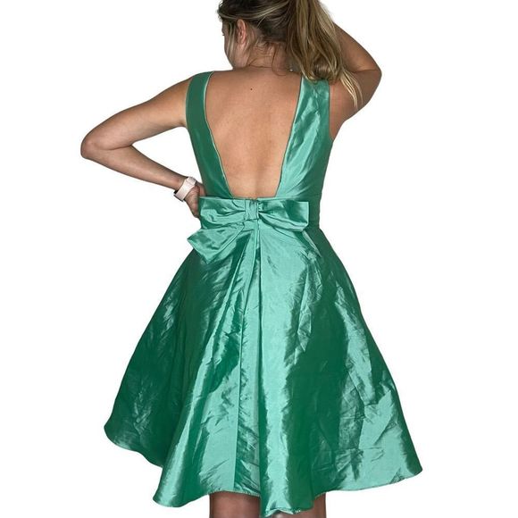 Alfred Sung Bridesmaids by Dessy D682 in Fresh - Picture 2 of 8